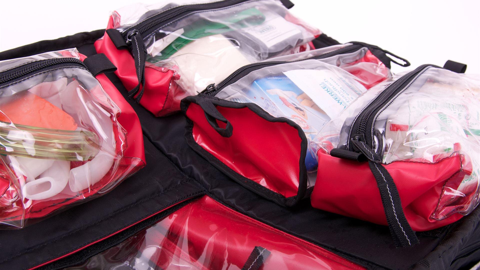 Erste-Hilfe-Set mit organisiertem Inhalt in durchsichtigen Taschen Geöffnetes Erste-Hilfe-Set mit durchsichtigen Taschen und medizinischem Inhalt